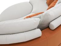 Particolare dei cuscini di schienale con elemento cilindrico per garantire stabilità
