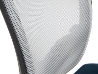 Dettaglio dello schienale della sedia Bill in rete traspirante disponibile in 5 colori