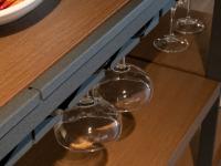Dettaglio del ripiano accessoriato con porta bicchieri finitura in metallo Ghisa e ripiani in Fashion Wood 025 Biscotto