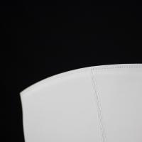 Poltroncina moderna in cuoio modello Simply - particolare delle cuciture (struttura bianca non disponibile)