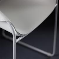 Poltroncina moderna in cuoio modello Simply - particolare della seduta (struttura bianca non disponibile)