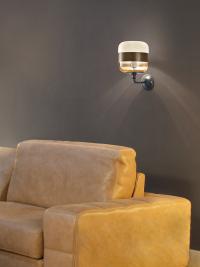 Lampada Futura nella versione applique a parete con diffusore in vetro ambra satinato e trasparente con anello ottone