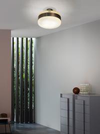 Lampada Futura nella versione plafoniera a soffitto con diffusore in vetro ambra satinato e trasparente con anello ottone