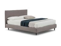 Letto imbottito Pinch con giroletto h.20 sollevato da terra