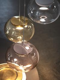 Particolare delle lampade La Mariée in vetro trasparente, rame e dorato