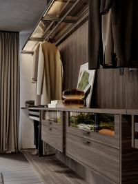 Per attrezzare la cabina armadio Horizon Lounge sono disponibili cassettiere sospese con frontali in legno, in vetro o forme ibride (come in foto)