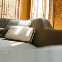 Dettaglio dello schienale sagomato del divano letto di design in tessuto Jeremie Evo