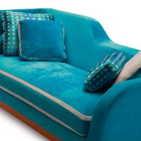 Dettaglio del cuscino di seduta imbottito in piuma del divano letto Jeremie Evo rivestito in velluto modello Trendy