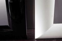 Dettaglio della cornice cm 20 in legno massello laccato lucido nero e bianco