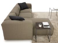 Particolare della chaise longue ampia e confortevole del divano Sofly