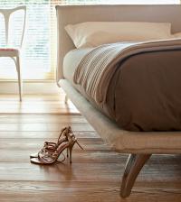 Particolare del giroletto del letto dal design minimal Renoir