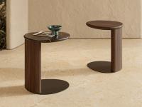 Tavolini lato divano Ibisco con struttura in legno massello di Rovere Moka, piano in legno in tinta o in marmo Sahara Noir e base in metallo brunito