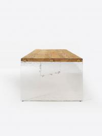 Particolare dell'aggancio della lastra in vetro ad angolo con il piano in legno