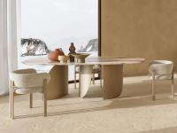 Tavolo ovale in marmo Indigo con base in metallo verniciato Sabbia e piano in marmo Patagonia