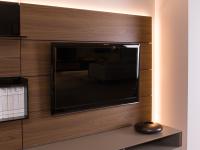 TV sospesa con pannelli impiallacciati in noce canaletto, disponibili anche in melaminico o in laccato opaco per una Replay 04 totalmente personalizzabile