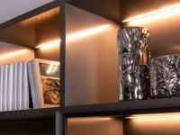 L'optional illuminazione a LED della parete attrezzata Way 27 consente di illuminare ogni singolo vano, per un effetto scenico in grado di valorizzare l'intero living