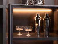 La vetrina di Way 27, personalizzabile con scelta tra vetro trasparente o fumé, è il luogo ideale dove riporre bicchieri e bevande