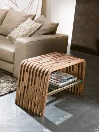 Tavolino in legno massello Grover, modello lato divano