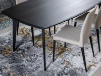 Tavolo in legno tinto nero in abbinamento alle gambe della sedia Delma