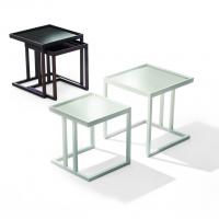 Tavolini Amos con struttura in massello di frassino. Disponibili diverse finiture.