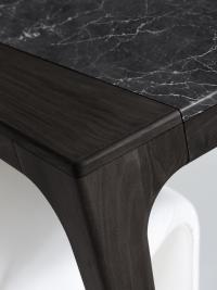 Dettaglio dell'innesto di piano e gamba, con la combinazione di legno e marmo