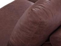 Dettaglio delle generose imbottiture dei cuscini del divano Hyeres rivestito in pelle Retrò 302 Chianti color marrone-vinaccia