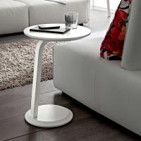 Tavolino moderno da lato divano Percival facilmente spostabile con base rotonda e struttura leggermente curvata