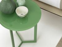 Particolare del tavolino con piano e struttura laccati verdi
