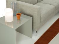 Particolare del tavolino quadrato utile come piano d'appoggio lato divano