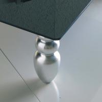 Particolare della gamba rotonda cm Ø 10 patinata foglia argento