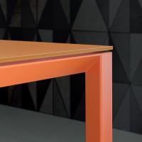 Particolare del tavolo Main con piano sottile in vetro cristallo e struttura in metallo verniciato
