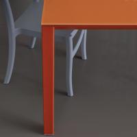 Linee semplici ed essenziali per il tavolo allungabile con gambe triangolari Main