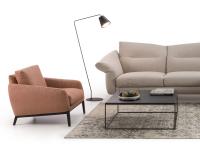 Poltrona Medea abbinata al divano per un soggiorno moderno