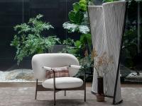 Cross Lounge Chair di Bonaldo con forme morbide e proporzioni generose ispirate ai salotti classici del '900