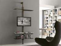 Porta TV orientabile Kino con mensole in cristallo nella versione con fissaggio a parete
