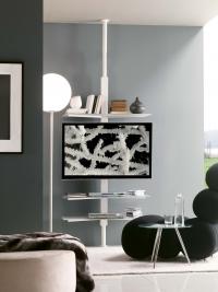 Porta TV orientabile Kino con fissaggio a soffitto e mensole in cristallo