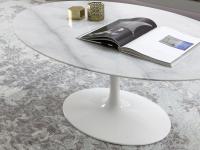 Particolare del tavolino Saarinen con piano ellittico in marmo bianco