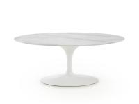 Tavolino di design con piano in marmo Saarinen nel modello ellittico fronte divano