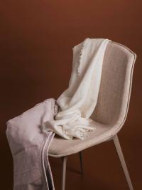 Particolare delle cuciture del rivestimento in tessuto Mam della sedia Nicole in versione imbottita