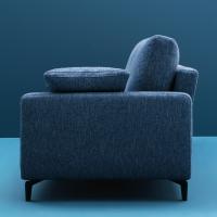Particolare del divano lineare Harold dal design essenziale con piedini alti