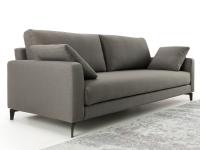 Particolare del divano lineare Harold con piedini alti e design minimale