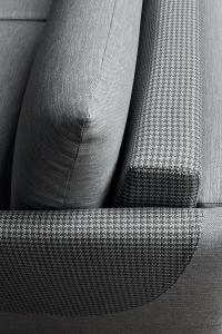 Dettaglio del piacevole contrasto creato dal rivestimento del divano Litchis