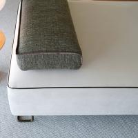 Particolare del cuscino-bracciolo del divano modulare con dormeuse Rigel