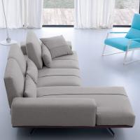 Particolare dello schienale scorrevole nel divano con chaise longue modello Axel