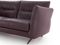 Particolare del divano Carnaby con rivestimento in similpelle