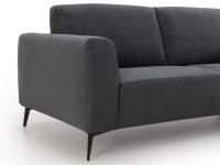 Particolare delle linee semplici e comode del divano Abbey