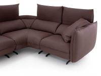 Vista del divano angolare Exeter con poggiatesta alzati e cuscino angolare posizionabile a piacere