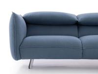 Vista frontale del divano Exeter con braccioli e schienali in posizione chiusa