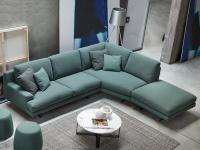 Dettaglio del divano angolare Marlow con angolo comfort sagomato e inclinato