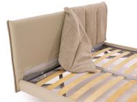 La cover reversibile del letto Kilian può essere facilmente tolta grazie alle cerniere posizionate retro testiera e tra testiera e materasso